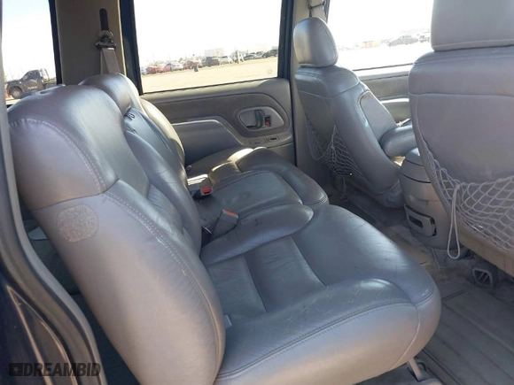 1997 Chevrolet Suburban with VIN 1GNFK16R3VJ423650, listed as a IAAI auction lot 41517985 with 204,817 mi miles. Bid and sale history available at carsss.com. Image 8.
