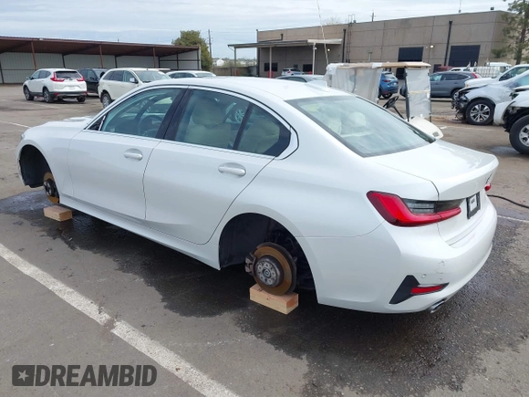 2021 BMW 3 Series 330i z VIN 3MW5R1J08M8C07261, wystawiony jako IAAI lot #41861814 z przebiegiem 87 426 mil mil oraz . Historia ofert i sprzedaży dostępna na DreamBid. Obrazek 3.