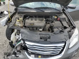 2012 Chrysler 200 Touring z VIN 1C3CCBBB1CN124689, wystawiony jako Copart lot #58743715 z przebiegiem 171 379 mil mil oraz Szkoda całkowita • Salvage title. Historia ofert i sprzedaży dostępna na DreamBid. Obrazek 11.