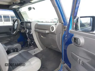 2010 Jeep Wrangler Sahara z VIN 1J4AA5D18AL170957, wystawiony jako IAAI lot #41599820 z przebiegiem 64 217 mil mil oraz . Historia ofert i sprzedaży dostępna na DreamBid. Obrazek 5.