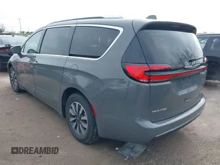 2021 Chrysler Pacifica Hybrid Touring L z VIN 2C4RC1L78MR596371, wystawiony jako IAAI lot #39993913 z przebiegiem 64 830 mil mil oraz . Historia ofert i sprzedaży dostępna na DreamBid. Obrazek 3.