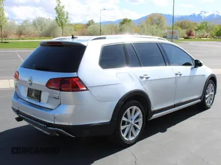 2017 Volkswagen Golf S z VIN 3VWH17AU0HM519775, wystawiony jako Copart lot #55654345 z przebiegiem 98 935 mil mil oraz Szkoda całkowita • Salvage title. Historia ofert i sprzedaży dostępna na DreamBid. Obrazek 3.