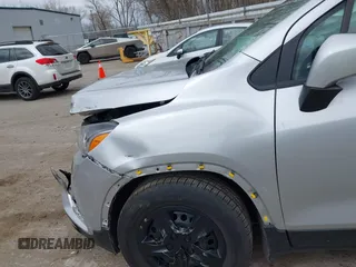2017 Chevrolet Trax LS z VIN KL7CJKSB4HB183582, wystawiony jako IAAI lot #41900597 z przebiegiem 91 507 mil mil oraz . Historia ofert i sprzedaży dostępna na DreamBid. Obrazek 6.