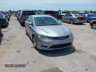 2015 Chrysler 200 Limited z VIN 1C3CCCAB9FN632937, wystawiony jako IAAI lot #42360962 z przebiegiem 152 816 mil mil oraz . Historia ofert i sprzedaży dostępna na DreamBid. Obrazek 1.
