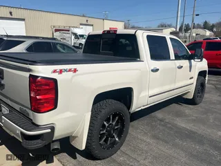 2015 Chevrolet Silverado 1500 High Country with VIN 3GCUKTEC4FG142789, listed as a Copart auction lot 51507825 with 218,796 mi miles and Clean Title. Bid and sale history available at carsss.com. Image 4.