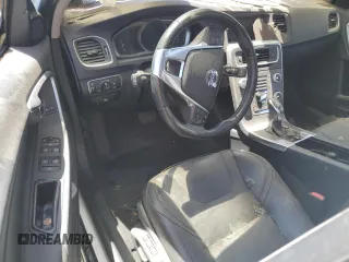 2015 Volvo V60 T5 z VIN YV4612HK7F1001283, wystawiony jako Copart lot #54272035 z przebiegiem Nie podano mil oraz Szkody całkowita. Historia ofert i sprzedaży dostępna na DreamBid. Obrazek 8.