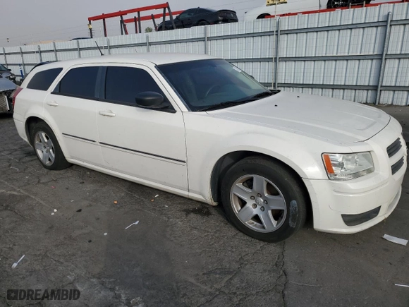 2008 Dodge Magnum with VIN 2D4FV47T18H147683, listed as a Copart auction lot 70152484 with 142,894 mi miles and Clean Title. Bid and sale history available at carsss.com. Image 4.