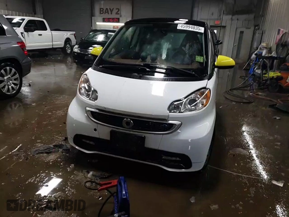 2014 Smart fortwo Pure z VIN WMEEJ3BA8EK740970, wystawiony jako Copart lot #45994035 z przebiegiem 44 787 mil mil oraz Szkoda całkowita • Salvage title. Historia ofert i sprzedaży dostępna na DreamBid. Obrazek 14.