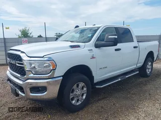 2024 Ram 2500 Big Horn z VIN 3C6UR5DL1RG338631, wystawiony jako IAAI lot #42608233 z przebiegiem 34 989 mil mil oraz . Historia ofert i sprzedaży dostępna na DreamBid. Obrazek 2.