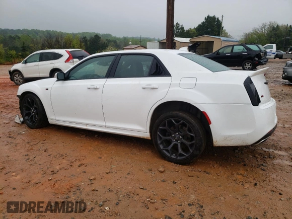 2020 Chrysler 300 S z VIN 2C3CCABT6LH249960, wystawiony jako Copart lot #49432224 z przebiegiem 65 453 mil mil oraz Szkody całkowita. Historia ofert i sprzedaży dostępna na DreamBid. Obrazek 2.