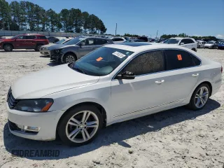 2013 Volkswagen Passat SEL Premium z VIN 1VWCN7A33DC012676, wystawiony jako Copart lot #57955235 z przebiegiem 167 890 mil mil oraz Czysty tytuł • Clean title. Historia ofert i sprzedaży dostępna na DreamBid. Obrazek 1.