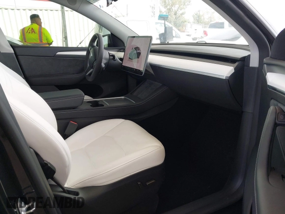 2024 Tesla Model Y Long Range z VIN 7SAYGDEE2RF069588, wystawiony jako IAAI lot #42024180 z przebiegiem 13 230 mil mil oraz . Historia ofert i sprzedaży dostępna na DreamBid. Obrazek 5.
