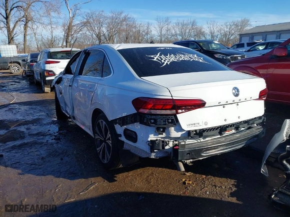 2020 Volkswagen Passat 2.0T SEL with VIN 1VWCA7A33LC010470, listed as a IAAI auction lot 41403218 with 58,118 mi miles. Bid and sale history available at carsss.com. Image 3.
