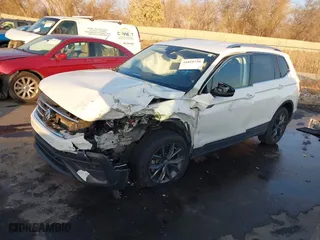 2022 Volkswagen Tiguan SE with VIN 3VV2B7AX5NM152367, listed as a IAAI auction lot 41018730 with 42,104 mi miles. Bid and sale history available at carsss.com. Image 15.