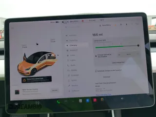 2018 Tesla Model 3 Long Range Battery z VIN 5YJ3E1EB8JF096249, wystawiony jako IAAI lot #42150031 z przebiegiem 70 981 mil mil oraz . Historia ofert i sprzedaży dostępna na DreamBid. Obrazek 17.