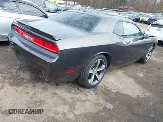 2014 Dodge Challenger R/T z VIN 2C3CDYBT7EH293104, wystawiony jako IAAI lot #41452435 z przebiegiem 49 728 mil mil oraz . Historia ofert i sprzedaży dostępna na DreamBid. Obrazek 4.