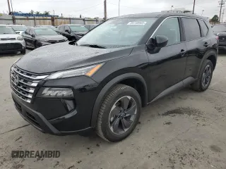 2024 Nissan Rogue SV z VIN 5N1BT3BA6RC689458, wystawiony jako Copart lot #59738965 z przebiegiem 26 015 mil mil oraz Czysty tytuł • Clean title. Historia ofert i sprzedaży dostępna na DreamBid. Obrazek 1.