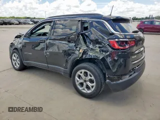 2025 Jeep Compass Latitude z VIN 3C4NJDBN1ST523066, wystawiony jako Copart lot #62210785 z przebiegiem 17 662 mil mil oraz Czysty tytuł • Clean title. Historia ofert i sprzedaży dostępna na DreamBid. Obrazek 2.