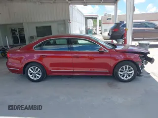 2017 Volkswagen Passat S z VIN 1VWAT7A38HC056207, wystawiony jako IAAI lot #42586003 z przebiegiem 114 329 mil mil oraz . Historia ofert i sprzedaży dostępna na DreamBid. Obrazek 13.