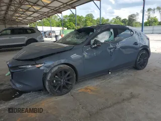 2021 Mazda 3 2.5 Turbo z VIN JM1BPBJY9M1402703, wystawiony jako Copart lot #54985335 z przebiegiem Nie podano mil oraz Szkoda całkowita • Salvage title. Historia ofert i sprzedaży dostępna na DreamBid. Obrazek 1.