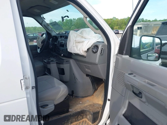 2011 Ford Econoline Cargo Commercial z VIN 1FTNE2EL6BDB35128, wystawiony jako IAAI lot #42088056 z przebiegiem 146 609 mil mil oraz . Historia ofert i sprzedaży dostępna na DreamBid. Obrazek 5.