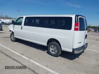 2015 Chevrolet Express Passenger LT z VIN 1GAZG1FGXF1186123, wystawiony jako IAAI lot #42023980 z przebiegiem 74 532 mil mil oraz . Historia ofert i sprzedaży dostępna na DreamBid. Obrazek 3.