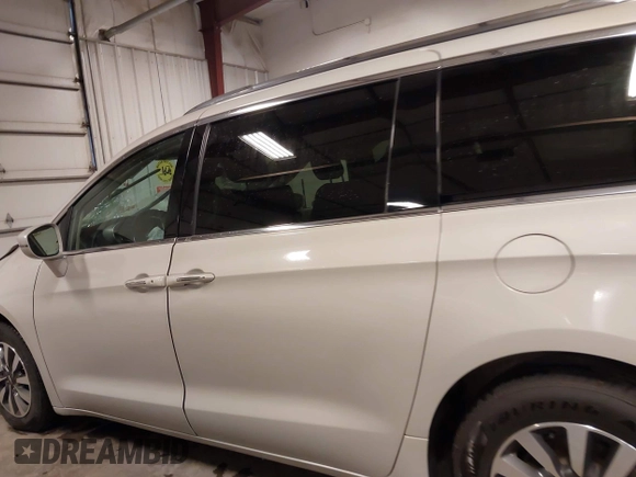 2021 Chrysler Pacifica Touring L with VIN 2C4RC1BG7MR531772, listed as a IAAI auction lot 41834392 with 156,123 mi miles and . Bid and sale history available at DreamBid. Image 14.