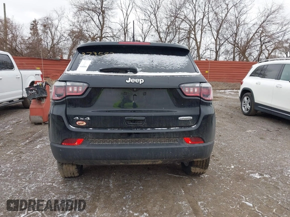 2018 Jeep Compass Latitude with VIN 3C4NJDBB7JT373582, listed as a IAAI auction lot 41728122 with 111,411 mi miles. Bid and sale history available at carsss.com. Image 16.