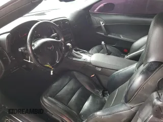 2013 Chevrolet Corvette z VIN 1G1YE3DW8D5107495, wystawiony jako Copart lot #43550355 z przebiegiem Nie podano mil oraz Szkoda całkowita • Salvage title. Historia ofert i sprzedaży dostępna na DreamBid. Obrazek 8.