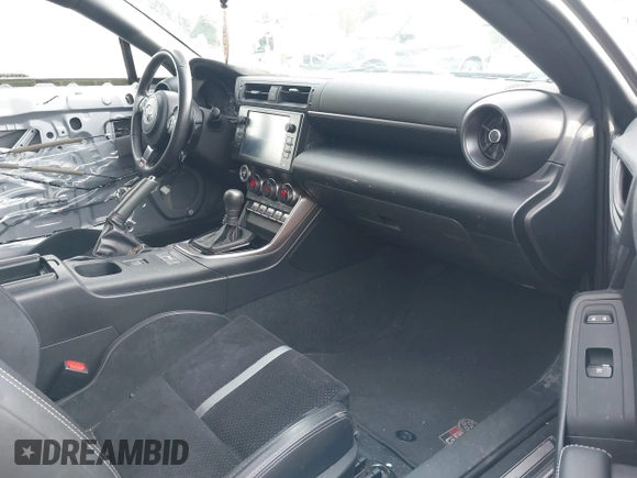 2022 Toyota 86 Premium с VIN JF1ZNBF1XN8751108, выставлен на аукционе IAAI как лот 40700214 с пробегом 33 033 миль миль и . История ставок и продаж доступна на DreamBid. Изображение 5.
