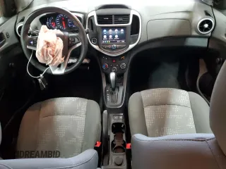 2020 Chevrolet Sonic LT z VIN 1G1JG6SB6L4123809, wystawiony jako Copart lot #42010805 z przebiegiem 40 249 mil mil oraz Szkody całkowita. Historia ofert i sprzedaży dostępna na DreamBid. Obrazek 8.