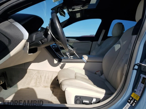 2022 BMW 8 Series M850i z VIN WBAGV8C08NCK07510, wystawiony jako Copart lot #84925344 z przebiegiem 16 955 mil mil oraz Szkody całkowita. Historia ofert i sprzedaży dostępna na DreamBid. Obrazek 7.