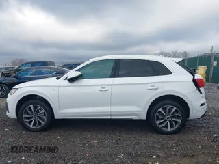 2024 Audi Q5 S line Premium z VIN WA1GAAFY4R2024229, wystawiony jako IAAI lot #40549244 z przebiegiem 7 641 mil mil oraz . Historia ofert i sprzedaży dostępna na DreamBid. Obrazek 14.