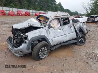 2017 Toyota Tacoma SR5 z VIN 5TFAZ5CN8HX036231, wystawiony jako IAAI lot #37636403 z przebiegiem Nie podano mil oraz . Historia ofert i sprzedaży dostępna na DreamBid. Obrazek 2.