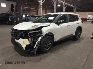 2024 Nissan Rogue S z VIN 5N1BT3AB2RC732834, wystawiony jako IAAI lot #42362033 z przebiegiem 6 642 mil mil oraz . Historia ofert i sprzedaży dostępna na DreamBid. Obrazek 2.