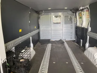 2017 Ford Transit z VIN 1FTYE1ZM1HKA12366, wystawiony jako IAAI lot #42501054 z przebiegiem 199 105 mil mil oraz . Historia ofert i sprzedaży dostępna na DreamBid. Obrazek 15.