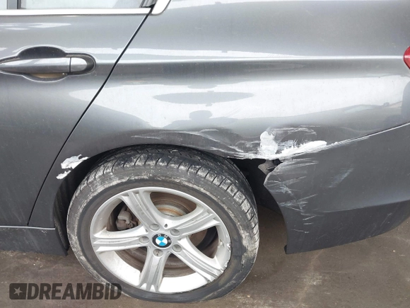 2015 BMW 3 Series 328i xDrive z VIN WBA3B3G58FNR85943, wystawiony jako IAAI lot #41721614 z przebiegiem 95 997 mil mil oraz . Historia ofert i sprzedaży dostępna na DreamBid. Obrazek 6.
