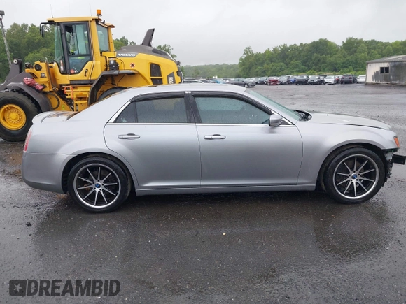 2013 Chrysler 300 S z VIN 2C3CCABT5DH660784, wystawiony jako IAAI lot #42308116 z przebiegiem 150 587 mil mil oraz . Historia ofert i sprzedaży dostępna na DreamBid. Obrazek 14.