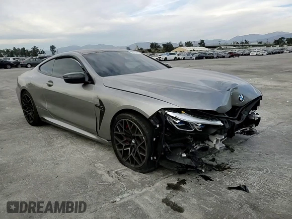 2022 BMW M8 Competition z VIN WBSAE0C02NCG86576, wystawiony jako Copart lot #39370084 z przebiegiem Nie podano mil oraz . Historia ofert i sprzedaży dostępna na DreamBid. Obrazek 11.
