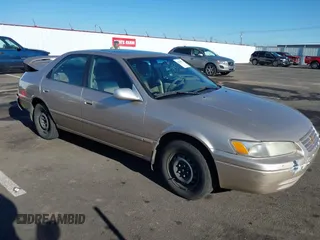 1998 Toyota Camry LE z VIN JT2BG22K3W0151088, wystawiony jako IAAI lot #41429977 z przebiegiem 435 394 mil mil oraz . Historia ofert i sprzedaży dostępna na DreamBid. Obrazek 1.