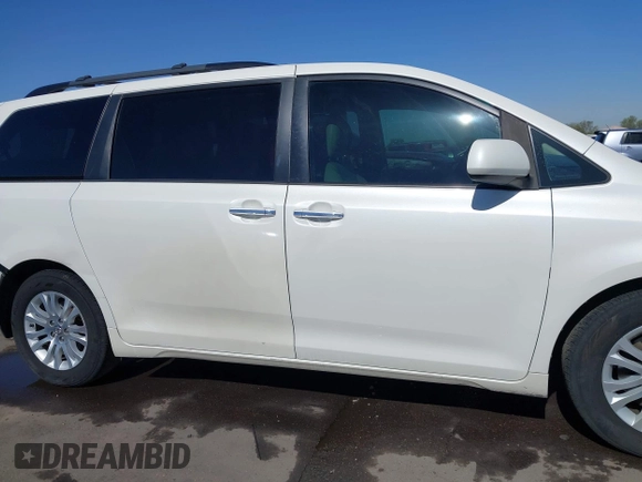 2017 Toyota Sienna XLE Auto Access Seat z VIN 5TDYZ3DC1HS889513, wystawiony jako IAAI lot #42290751 z przebiegiem 135 988 mil mil oraz . Historia ofert i sprzedaży dostępna na DreamBid. Obrazek 14.