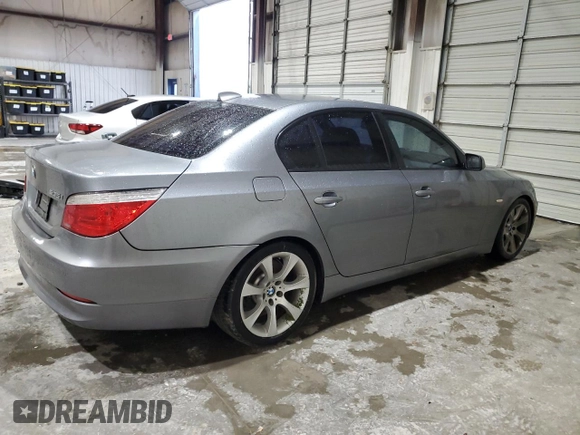 2008 BMW 5 Series 535i z VIN WBANW13538CZ75004, wystawiony jako Copart lot #54988245 z przebiegiem 110 736 mil mil oraz Czysty tytuł • Clean title. Historia ofert i sprzedaży dostępna na DreamBid. Obrazek 3.