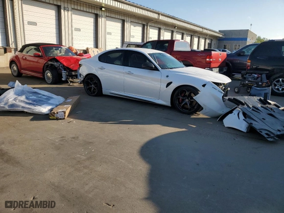 2017 Alfa Romeo Giulia Quadrifoglio with VIN ZARFAEAV5H7518340, listed as a Copart auction lot 65645323 with 34,219 mi miles and Salvage Title. Bid and sale history available at carsss.com. Image 4.