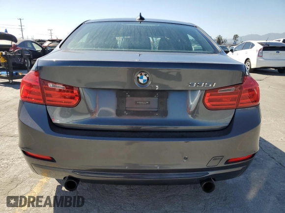 2013 BMW 3 Series 335i z VIN WBA3A9C5XDF477203, wystawiony jako Copart lot #61187955 z przebiegiem 122 646 mil mil oraz Czysty tytuł • Clean title. Historia ofert i sprzedaży dostępna na DreamBid. Obrazek 6.