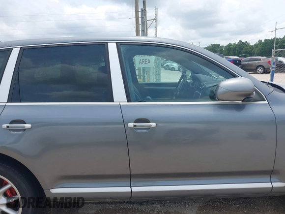 2005 Porsche Cayenne Turbo z VIN WP1AC29P25LA90019, wystawiony jako IAAI lot #42295764 z przebiegiem 164 927 mil mil oraz . Historia ofert i sprzedaży dostępna na DreamBid. Obrazek 13.