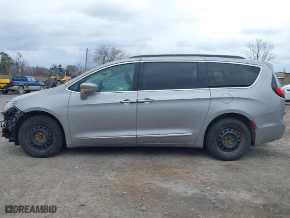2017 Chrysler Pacifica Touring-L with VIN 2C4RC1BG9HR745085, listed as a IAAI auction lot 41864770 with NaN miles. Bid and sale history available at carsss.com. Image 15.