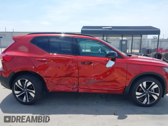 2025 Volvo XC40 Ultimate Dark Theme z VIN YV4L12UM3S2529546, wystawiony jako IAAI lot #42270947 z przebiegiem 787 mil mil oraz . Historia ofert i sprzedaży dostępna na DreamBid. Obrazek 14.