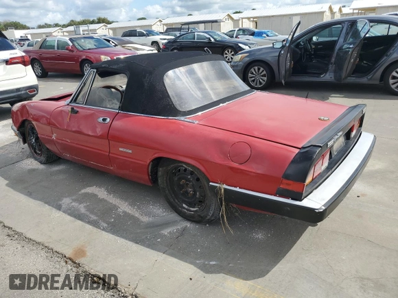 1988 Alfa Romeo Spider Graduate z VIN ZARBA5645J1062539, wystawiony jako Copart lot #75542014 z przebiegiem Nie podano mil oraz Szkoda całkowita • Salvage title. Historia ofert i sprzedaży dostępna na DreamBid. Obrazek 2.