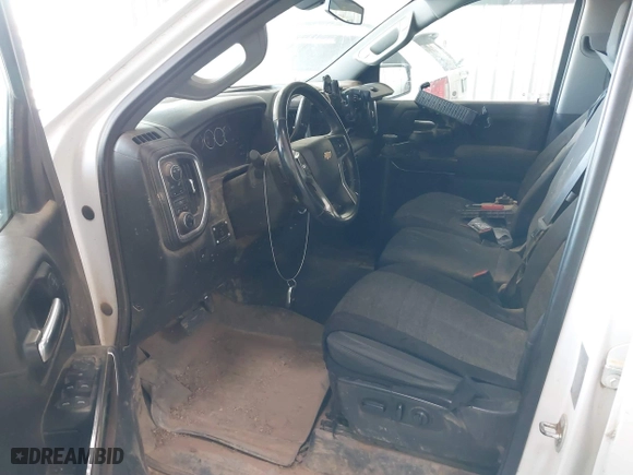 2019 Chevrolet Silverado 1500 LT with VIN 3GCUYDED1KG120689, listed as a IAAI auction lot 39880413 with 135 mi miles. Bid and sale history available at carsss.com. Image 5.