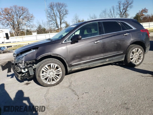 2017 Cadillac XT5 Premium Luxury FWD z VIN 1GYKNCRS2HZ114664, wystawiony jako Copart lot #84624944 z przebiegiem 153 882 mil mil oraz Szkody całkowita. Historia ofert i sprzedaży dostępna na DreamBid. Obrazek 1.